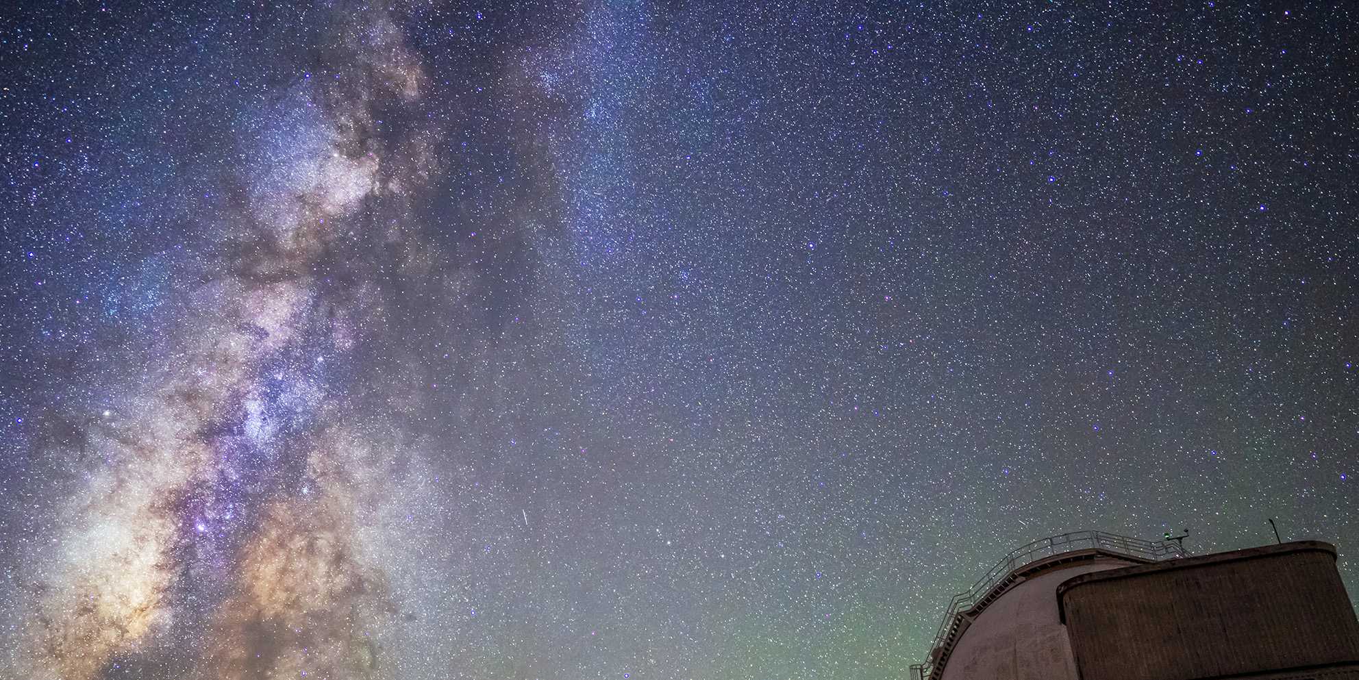 View of the sky beside the Isaac Newton Telecope.